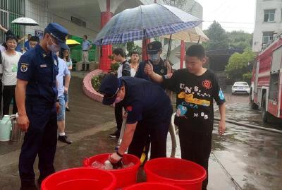 你给我送水，我给你打伞！1200名师生没水用 消防急送水16吨