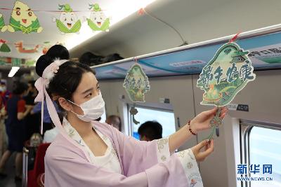吃粽子，纳香包……昨天在汉口开往十堰的列车上，一场联欢上演