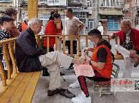 父亲节，他们为老人修脚献爱心
