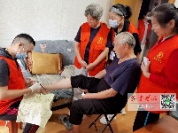 父亲节，他们为老人修脚献爱心