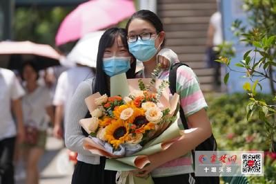 高考花絮|烈日下，小姐姐送向日葵祝妹妹“一举夺魁”