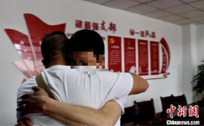 跨越2500多公里的拥抱！男子找到失散32年的母亲和弟弟