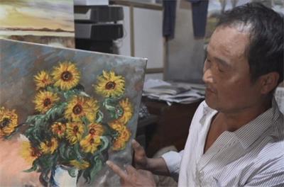 现实版陋室铭！安徽收废品大叔蜗居15平出租房画千幅油画