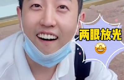 韩国丈夫陪妻子打疫苗，得知自己也可以打激动大喊：谢谢中国老婆