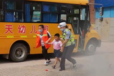 六一儿童节，十堰交警送安全到幼儿园