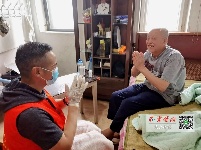 父亲节，他们为老人修脚献爱心