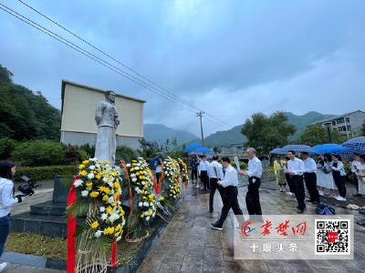 牺牲时仅23岁！竹溪干群雨中拜谒江西籍烈士聂之俊 