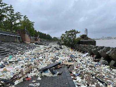 台风“烟花”过境后 上海千米江堤变垃圾堆场