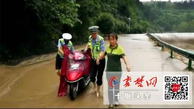 女子驾驶摩托车遭遇洪水被困  巡逻民警冒险成功救助