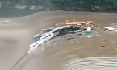 四川巴中洪水形成落差近10米大瀑布 多艘船瞬间被卷走