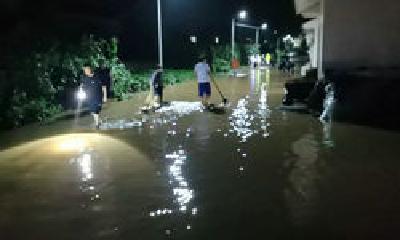 郧阳一地遭暴雨袭击、积水深超半米 40多人紧急抢险救灾