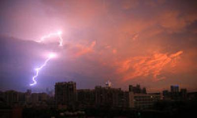 十堰多地连续发布雷电黄色预警 局地雨量达50毫米阵风8级