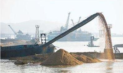 长江砂石被疯狂盗采：改装报废船不超30万元 两晚可回本