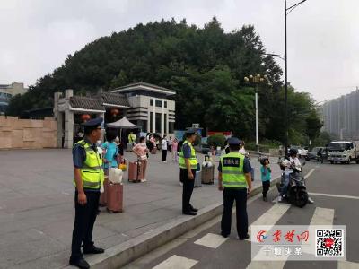 又是滴滴！十堰街头两辆“黑车”非法揽客被暂扣