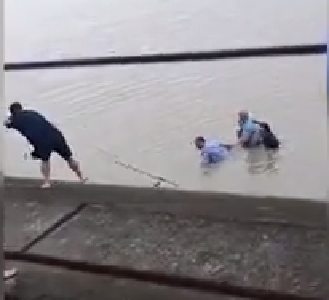 杭州一老人意外坠钱塘江，路人手拉手搭起“人梯”营救