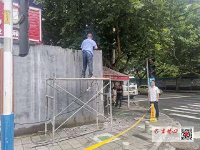 车城路街道拆除路口违法建设30平方米，拓宽了人行道！