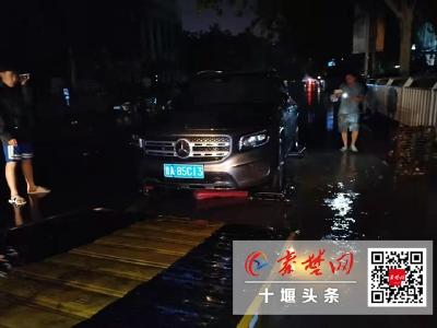 大爱无言！十堰安驰救援队2名队员星夜驰援郑州