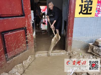 凌晨，山上洪水涌进顾家岗一小区 街办社区组织20多人清淤