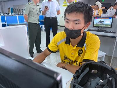 励志！高考毕业生暑期送外卖补贴家用 还不忘参军入伍报效国家