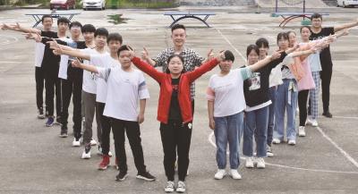 留守山村连续九年带毕业班 “留级”班主任让山里娃爱上语文