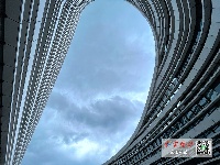 山雨欲来乌云骤，城区上演“科幻大片”