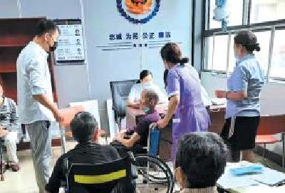 十堰市中西医结合医院优秀医师黄美松：勇于担当，筑牢全民免疫安全屏障
