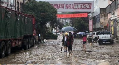 随州柳林镇居民自述洪水夜袭：目睹邻居爬上电线杆被冲走 