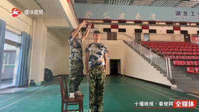湖工职院迎两米高“巨人”新生
