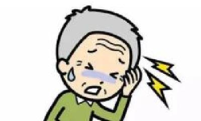 老人菜地突发脑梗 急救人员爬山过河成功抢救