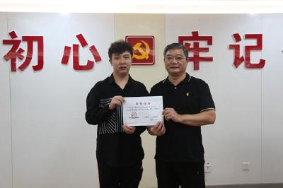 十堰正能量|独居男子突发中风危在旦夕 3位邻居翻窗救人获奖5000元