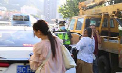 “黑车”司机遇交通部门联合执法 拖着乘客行李逃走仍被拦下