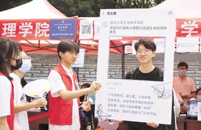百万学子陆续返汉 武大华中科大同日迎新