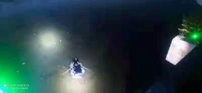 惊险！夫妻俩禁渔区捕鱼遇水库放水，被困在湍急水流中……