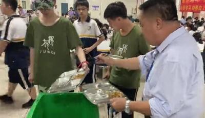 中学校长站垃圾桶旁吃学生剩饭遭质疑 当事人发声