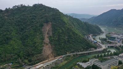 316国道黄龙段山体崩塌治理加快进行，预计本月底完工通车