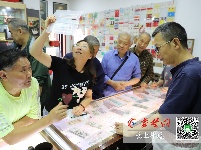 别人愉快过节，他们结伴充电