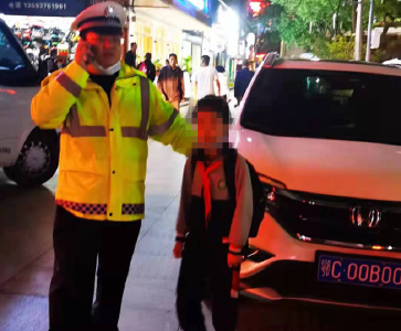二年级男孩迷路雨中徘徊半小时 交警暖心