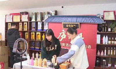 湖北培训电商“新农人”1.8万人次 郧西72岁奶奶当主播带货