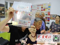 别人愉快过节，他们结伴充电