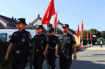 国庆长假首日武当山景区迎来旅游小高峰 民警加强安保巡防