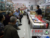 别人愉快过节，他们结伴充电