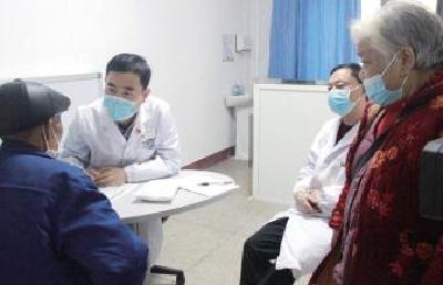 手术查房传经送宝 省中医院知名胃肠专家来我市中西医结合医院坐诊