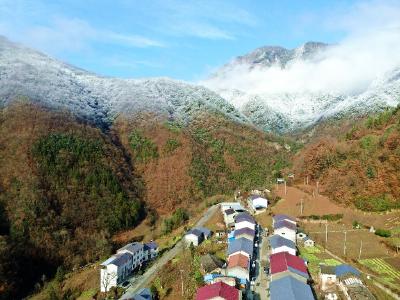 十八里长峡：降雪后，半山皑皑半山红