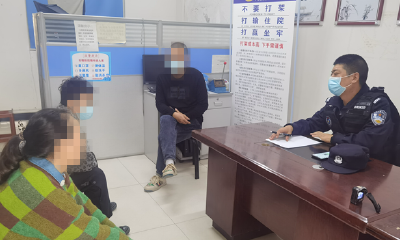 带着面具礼物邀请女友过洋节被拒后,看看这个男子