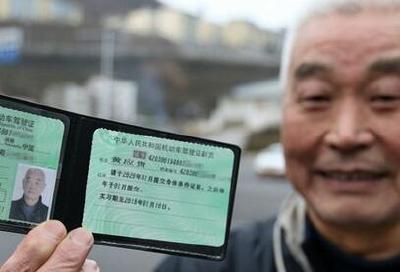 驾考新规施行一年 十堰18名70岁以上老人取得驾照