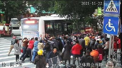 广西一学生被卷入公交车底 50多名群众合力抬车救人