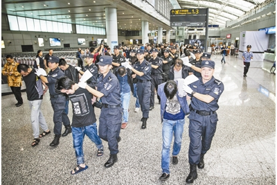 涉嫌跨境赌博电诈犯罪 14名“红通”嫌疑人被押解回国