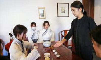 00后大学生爱上茶艺