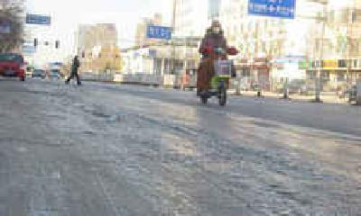 十堰多地发布道路结冰黄色预警 交警提醒司机谨慎驾驶