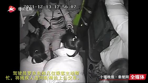 视频下这一幕，让我们看见最有爱的十堰人